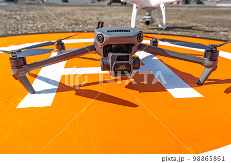 ドローンとランディングパッド 98865861