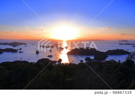 【長崎県】九十九島の夕焼け（佐世保 石岳展望台） 98867339