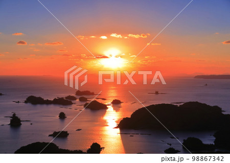 【長崎県】九十九島の夕焼け（佐世保 石岳展望台） 98867342