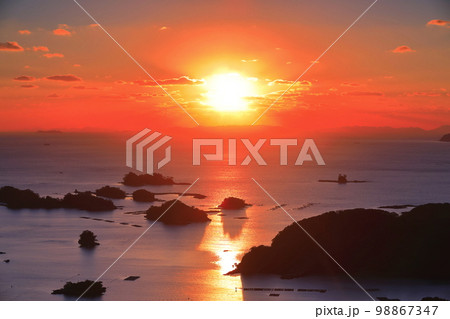 【長崎県】九十九島の夕焼け(佐世保 石岳展望台) 【長崎県】九十九島の夕焼け(佐世保 石岳展望台) 98867347