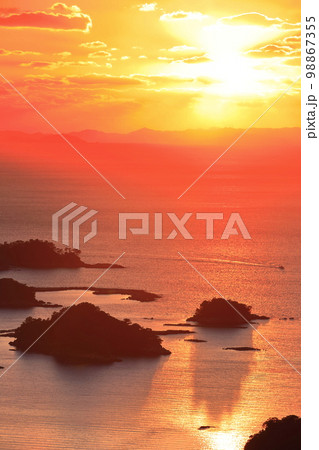 【長崎県】九十九島の夕焼け(佐世保 石岳展望台) 【長崎県】九十九島の夕焼け(佐世保 石岳展望台) 98867355