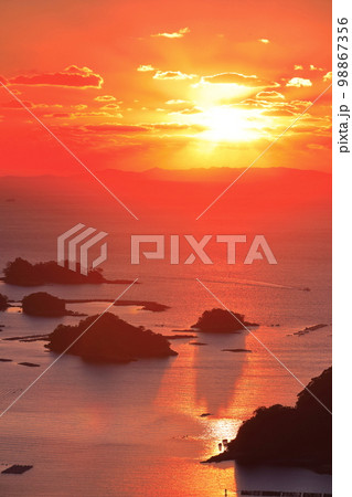 【長崎県】九十九島の夕焼け(佐世保 石岳展望台) 【長崎県】九十九島の夕焼け(佐世保 石岳展望台) 98867356