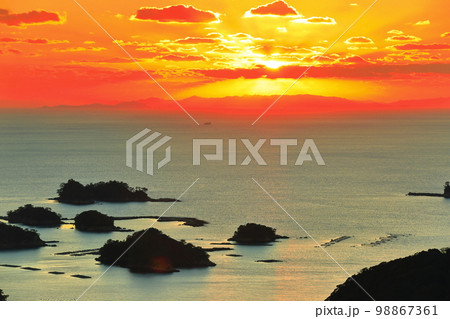 【長崎県】九十九島の夕焼け（佐世保 石岳展望台） 98867361