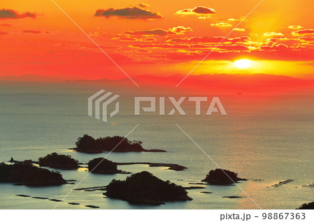 【長崎県】九十九島の夕焼け（佐世保 石岳展望台） 98867363