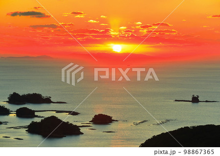 【長崎県】九十九島の夕焼け（佐世保 石岳展望台） 98867365
