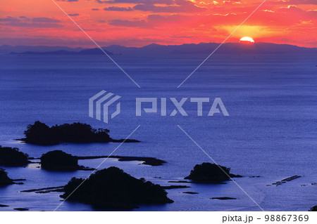 【長崎県】九十九島の夕焼け(佐世保 石岳展望台) 【長崎県】九十九島の夕焼け(佐世保 石岳展望台) 98867369