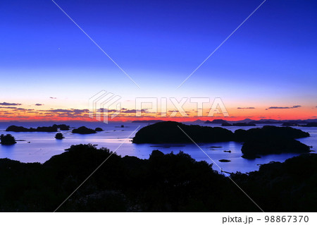 【長崎県】九十九島の夕焼け（佐世保 石岳展望台） 98867370