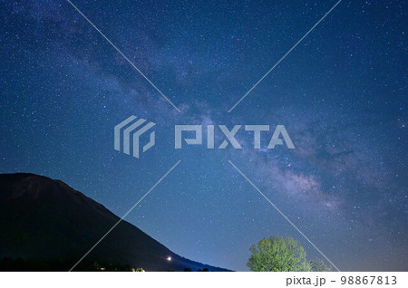 大山と天の川 98867813