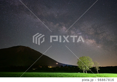 大山と天の川 98867816