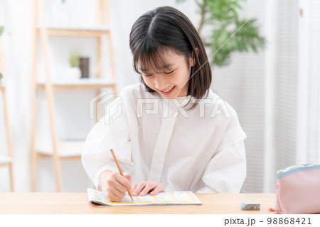 勉強をする小学生　受験 98868421