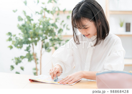 勉強をする小学生　受験 98868428