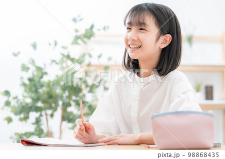 勉強をする小学生　受験 98868435