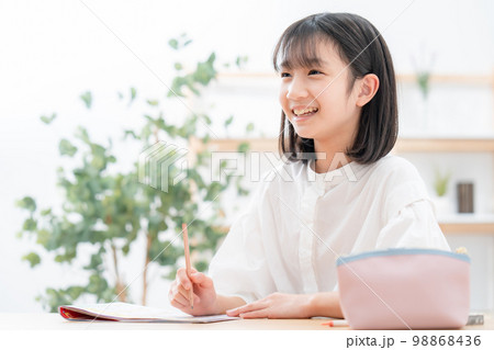 勉強をする小学生　受験 98868436