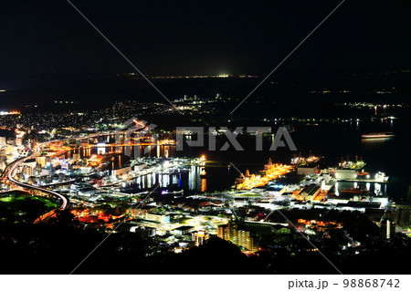 【長崎県】弓張岳展望台から見た佐世保港の夜景 【長崎県】弓張岳展望台から見た佐世保港の夜景 98868742