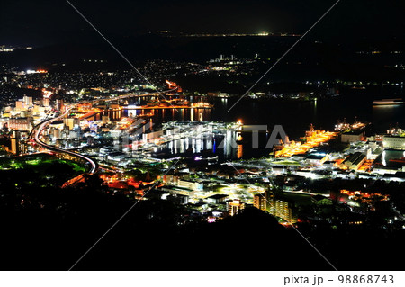 【長崎県】弓張岳展望台から見た佐世保港の夜景 【長崎県】弓張岳展望台から見た佐世保港の夜景 98868743