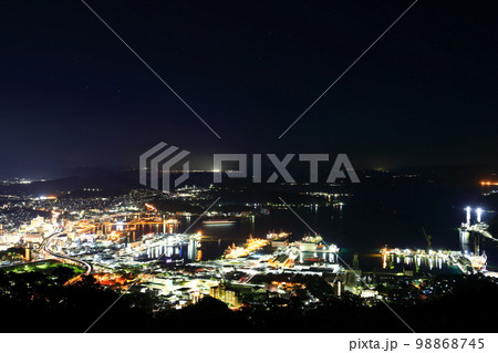 【長崎県】弓張岳展望台から見た佐世保港の夜景 【長崎県】弓張岳展望台から見た佐世保港の夜景 98868745