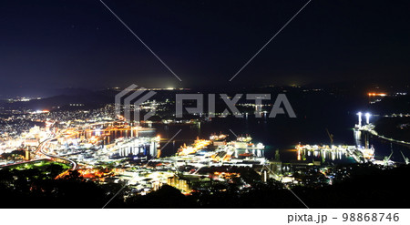 【長崎県】弓張岳展望台から見た佐世保港の夜景 【長崎県】弓張岳展望台から見た佐世保港の夜景 98868746