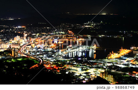 【長崎県】弓張岳展望台から見た佐世保港の夜景 【長崎県】弓張岳展望台から見た佐世保港の夜景 98868749