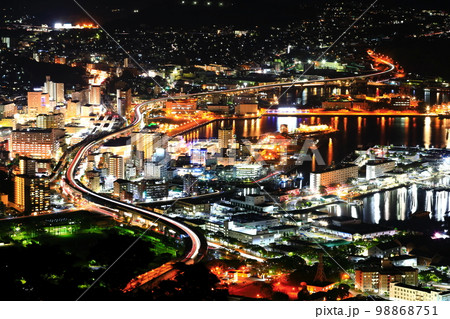 【長崎県】弓張岳展望台から見た佐世保港の夜景 98868751