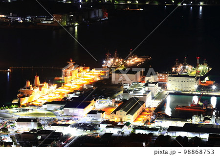 【長崎県】弓張岳展望台から見た佐世保港の夜景 98868753