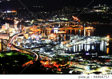 【長崎県】弓張岳展望台から見た佐世保港の夜景 98868757