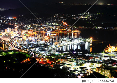 【長崎県】弓張岳展望台から見た佐世保港の夜景 【長崎県】弓張岳展望台から見た佐世保港の夜景 98868758