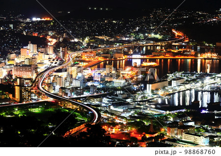 【長崎県】弓張岳展望台から見た佐世保港の夜景 98868760