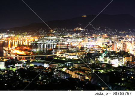 【長崎県】天神山展望台から見た佐世保港の夜景 【長崎県】天神山展望台から見た佐世保港の夜景 98868767