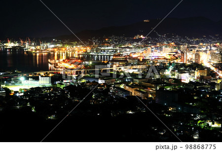 【長崎県】天神山展望台から見た佐世保港の夜景 【長崎県】天神山展望台から見た佐世保港の夜景 98868775
