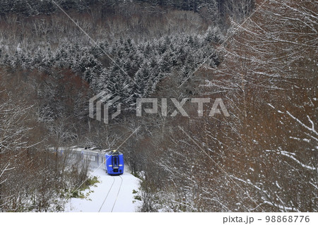 冬の宗谷本線を走る「特急宗谷」 98868776