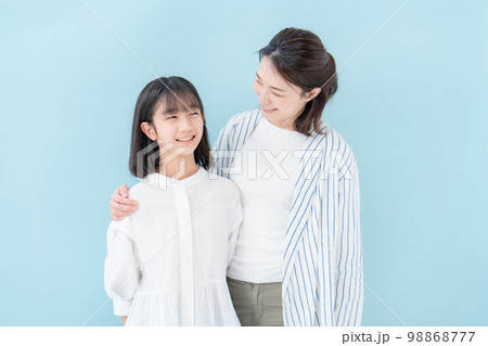 仲良し親子　母娘　ブルーバック  98868777