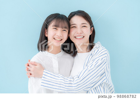 仲良し親子　母娘　ブルーバック  98868782