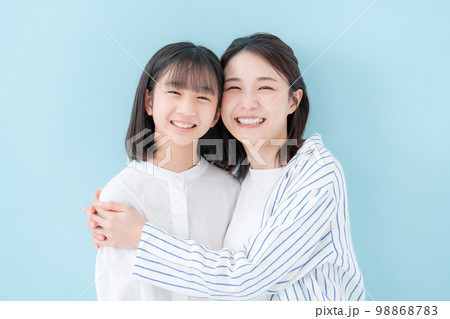 仲良し親子　母娘　ブルーバック  98868783