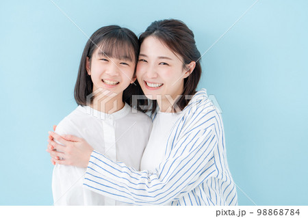 仲良し親子　母娘　ブルーバック  98868784