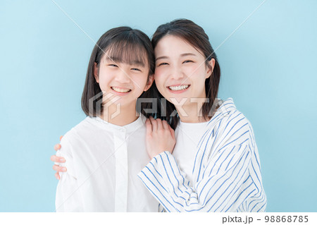 仲良し親子 母娘 ブルーバック 仲良し親子 母娘 ブルーバック 98868785