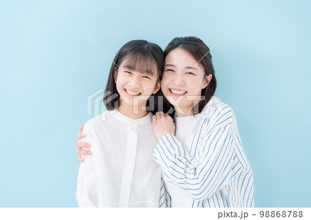 仲良し親子　母娘　ブルーバック  98868788