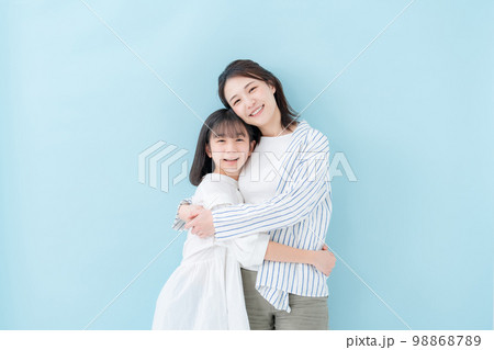 仲良し親子 母娘 ブルーバック  仲良し親子 母娘 ブルーバック  98868789