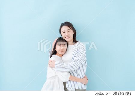 仲良し親子　母娘　ブルーバック  98868792