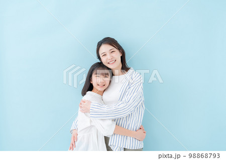 仲良し親子　母娘　ブルーバック  98868793