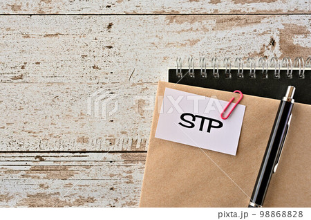 STP(Segmentation, Targeting, Positioning)のカードのある机 STP(Segmentation, Targeting, Positioning)のカードのある机 98868828