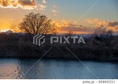 荒川　入間川合流付近　茜空　冬景色　 98869331