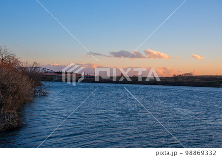 荒川　入間川合流付近　茜空　冬景色　 98869332