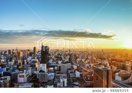 朝日を受ける名古屋市街地を見下ろす 98869354