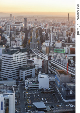 朝日を受ける名古屋市街地を見下ろす 朝日を受ける名古屋市街地を見下ろす 98869356