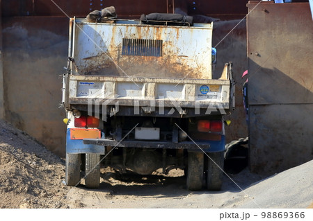 ダンプトラック　イメージ 98869366