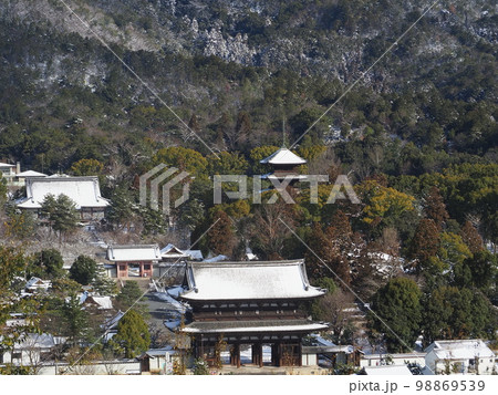 京都の雪景色 98869539