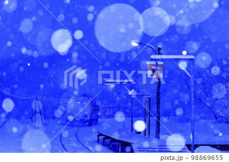 雪降る早朝の宗谷本線糠南駅(走り去る列車を後方から撮影) 雪降る早朝の宗谷本線糠南駅(走り去る列車を後方から撮影) 98869655