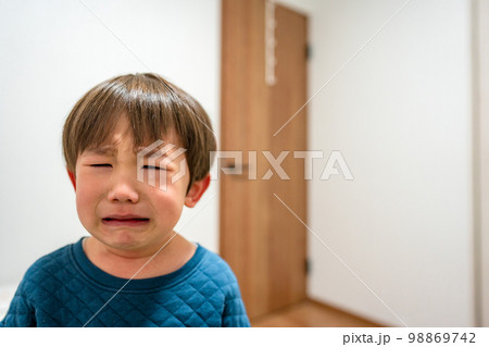 イヤイヤ期　号泣　泣き顔 98869742