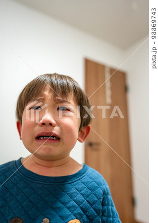 イヤイヤ期 号泣 泣き顔 イヤイヤ期 号泣 泣き顔 98869743