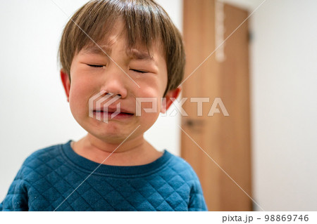 イヤイヤ期　号泣　泣き顔 98869746